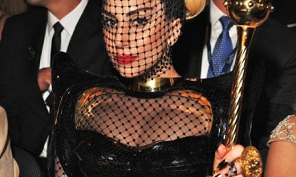Η Lady Gaga, το μαύρο βέλο και τα Grammys