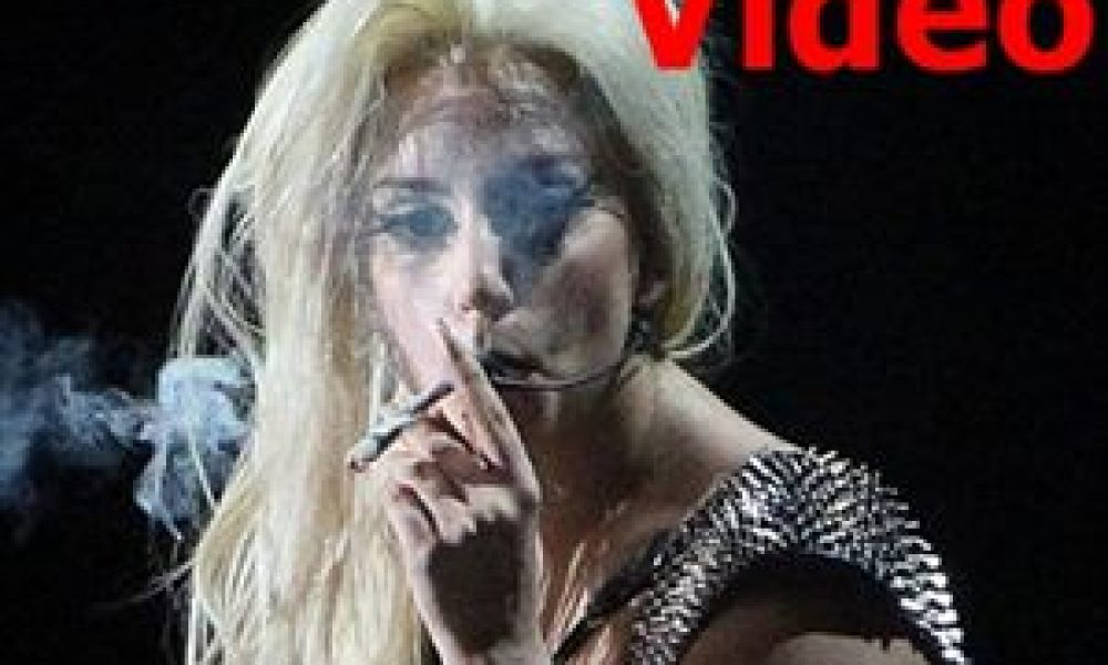 Η Lady Gaga καπνίζει μαριχουάνα επί σκηνής!