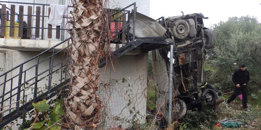 Αυτοκίνητο απογειώθηκε και καρφώθηκε σε σπίτι στα Χανιά – Ένας σοβαρά τραυματίας (photos)