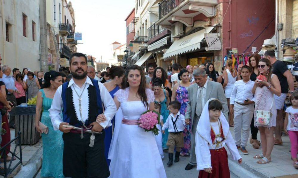 Ο γαμπρός σε άσπρο άλογο υποδέχτηκε τη νύφη που έφτασε με καΐκι στο λιμάνι των Χανίων (Photos)