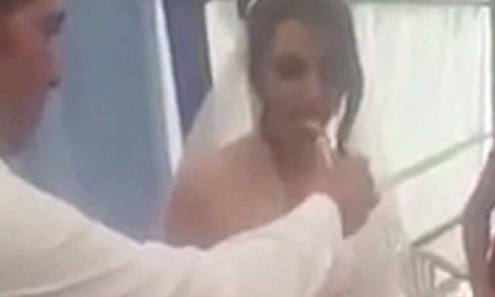 Εξοργιστικό βίντεο: Πήγε να τον ταΐσει τούρτα στον γάμο τους κι εκείνος... τη χτύπησε!