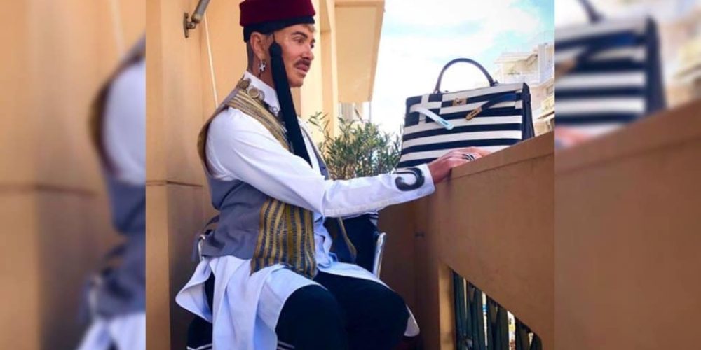 Ο Λάκης Γαβαλάς ντύθηκε τσολιάς με τσάντα – ελληνική σημαία (φωτο)
