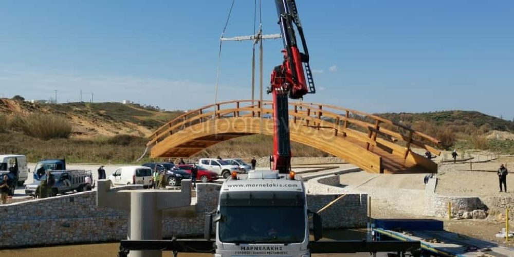 Χανιά: Νέα γέφυρα τοποθέτησε η ΔΕΥΑΧ σήμερα το πρωί στον Κλαδισό (φωτο)