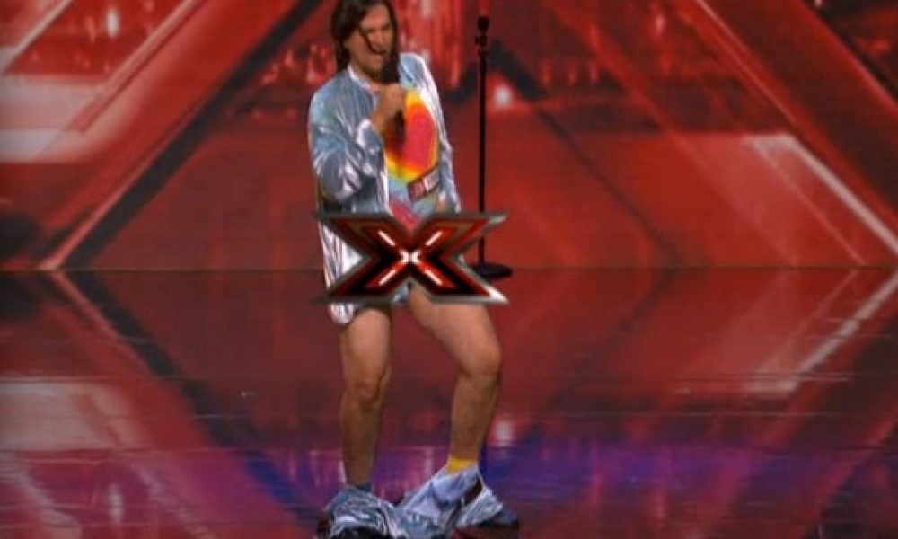 X-Factor US: Πρεμιέρα με... κατεβασμένα παντελόνια (video)