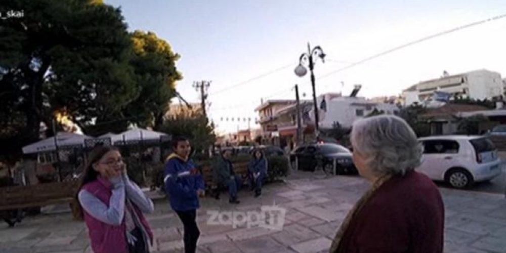 Άρχισε να τους αγκαλιάζει η Ελένη Γερασιμίδου στη μέση της πλατείας στην Παλλήνη!