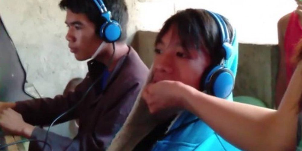 Μητέρα ταΐζει τον γιο της που δεν μπορεί να ξεκολλήσει από τα video games