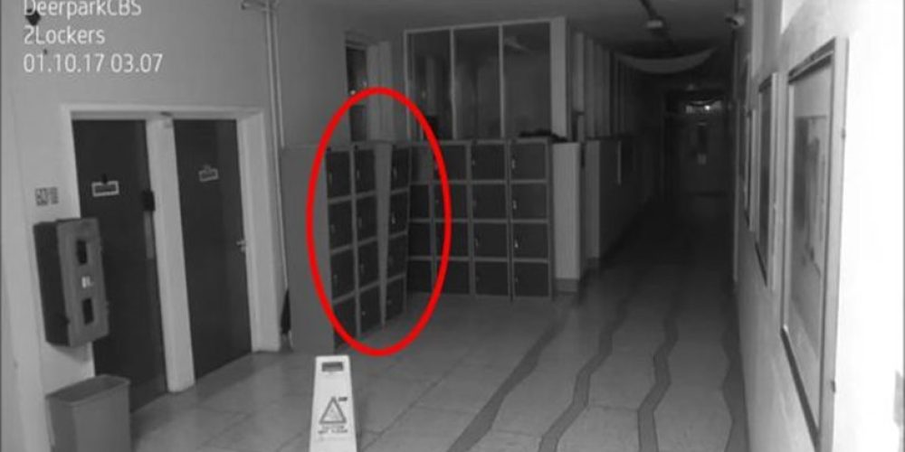 Κάμερα ασφαλείας έπιασε «φάντασμα» να τα κάνει… ρημαδιό σε άδειο σχολείο