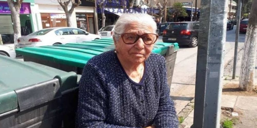 «Δεν θα ξαναβγώ να πουλήσω τα παντοφλάκια»: Τρομοκρατημένη η 90χρονη μετά την σύλληψή της