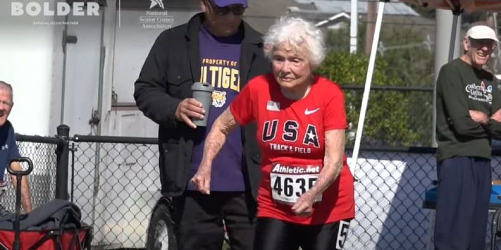 Σούπερ γιαγιά 105 ετών έκανε ρεκόρ στα 100 μέτρα, αλλά ήθελε να είναι πιο γρήγορη (video)