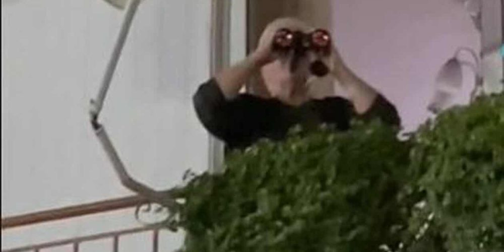 Γιαγιά «κατάσκοπος» βγήκε στο μπαλκόνι με τα… κιάλια (video)