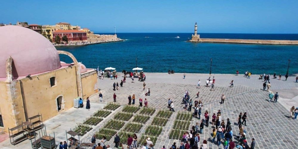 Χανιά: Χιλιάδες γιασεμιά για τους πολίτες μοιράστηκαν στο Ενετικό λιμάνι (φωτο)