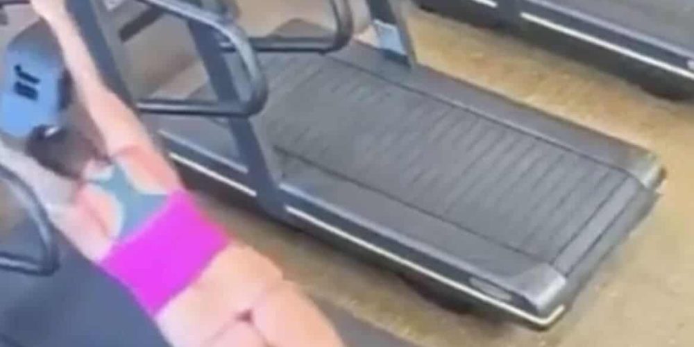 Ντροπιαστικό ατύχημα για 26χρονη – Έκανε διάδρομο στο γυμναστήριο και κατέληξε ημίγυμνη (video)