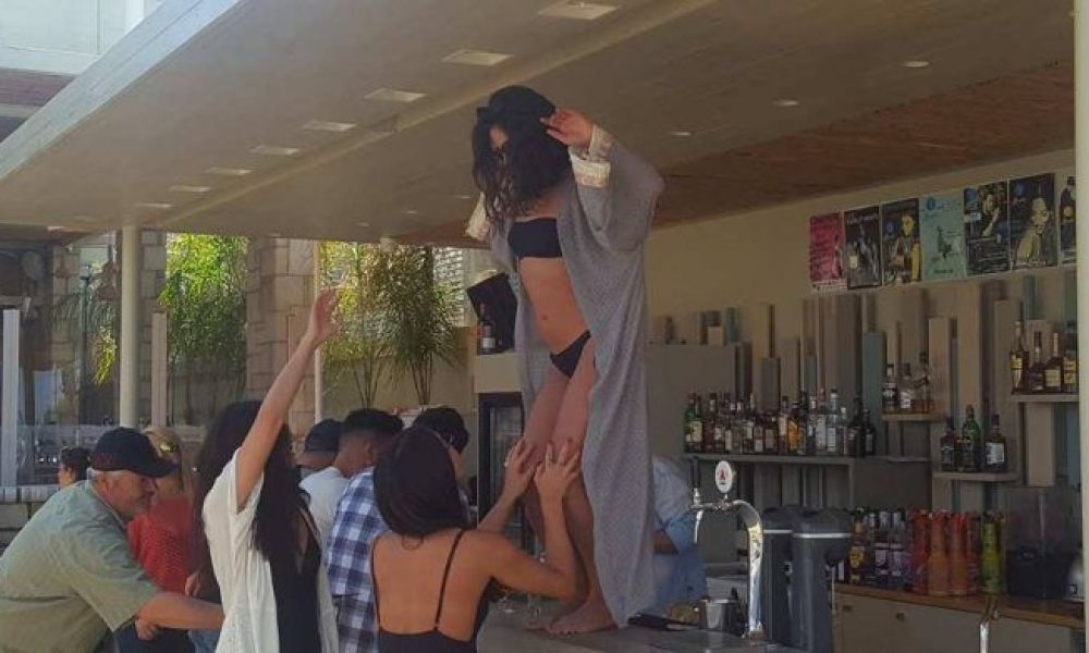 Χανιά: Γυρίζουν τηλεοπτικό σίριαλ σε beach bar στην Αγία Μαρίνα (Photos-Video)