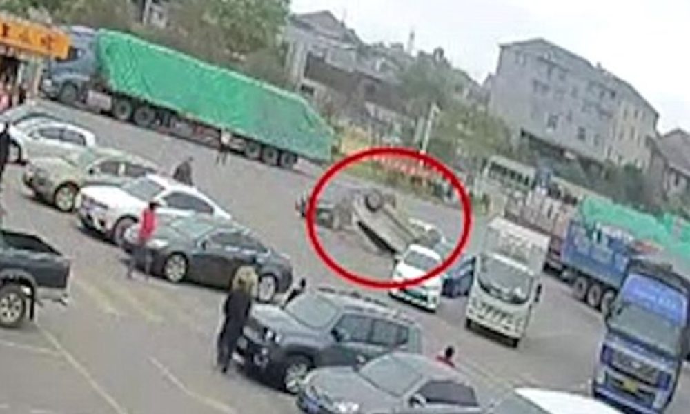 Βίντεο: Με μια κίνηση γυναίκα οδηγός τραυμάτισε δύο πεζούς και αναποδογύρισε το αυτοκίνητό της
