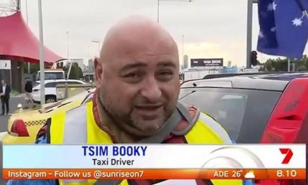 Έλληνας ταξιτζής στην Αυστραλία τρολάρει ρεπόρτερ ότι λέγεται Tsim Booky