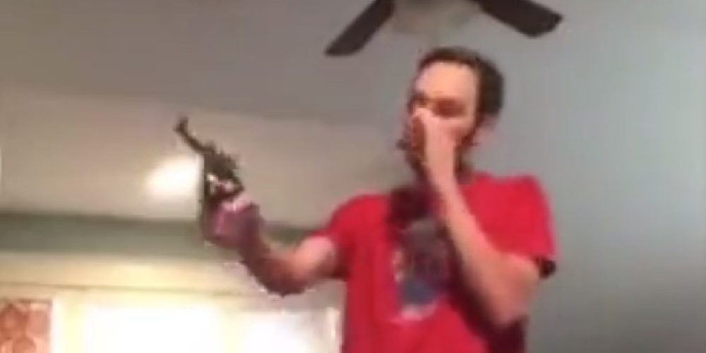 Πιτσιρικάς ραπάρει με όπλο, αυτό εκπυρσοκροτεί, μπουκάρει η μάνα του ουρλιάζοντας και τον πλακώνει στις φάπες (video)