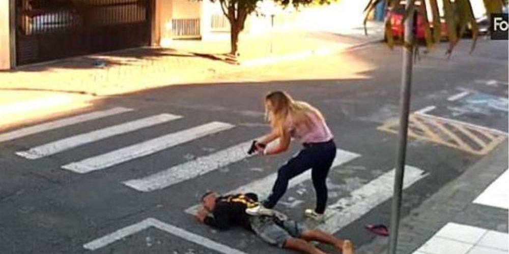 Κακοποιός που βγάζει όπλο σε παιδάκια σκοτώνεται από τα πυρά μιας… μαμάς! (video)