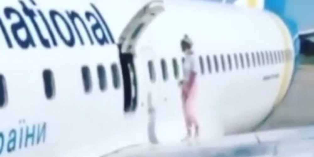 Γυναίκα βγήκε έξω από το αεροπλάνο και περπατούσε στο φτερό! (video)