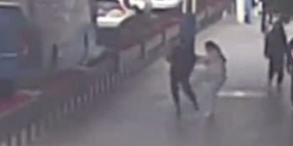 Γυναίκα πλάκωσε στο ξύλο άνδρα που την παρενόχλησε στον δρόμο: «Τα έβαλες με τον λάθος άνθρωπο» (video)
