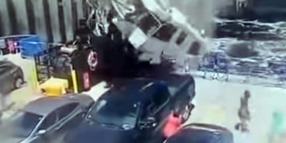 Αδιανόητο δυστύχημα: Τροχόσπιτο εκτοξεύτηκε από τον δρόμο και προσγειώθηκε σε κατάστρωμα φέρι (Video)
