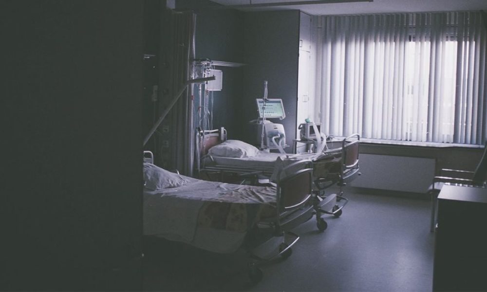 Σοκ στο νοσοκομείο : 35χρονη πέθανε στο προσκέφαλο του νοσηλευόμενου πατέρα της