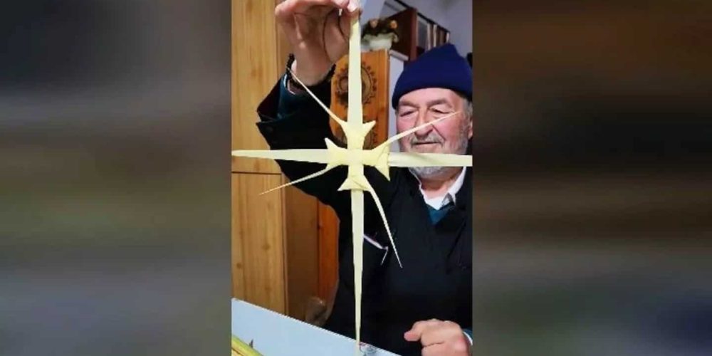 Κρητικός ιερέας δείχνει πώς να φτιάξετε τους πιο ξεχωριστούς Σταυρούς για την Κυριακή των Βαΐων (video)