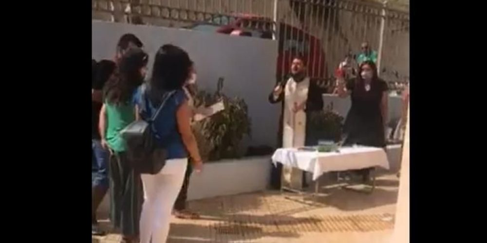 Κρήτη: Σάλος με ιερέα να φωνάζει σε μαθητές και γονείς να μη φοράνε μάσκα (video)