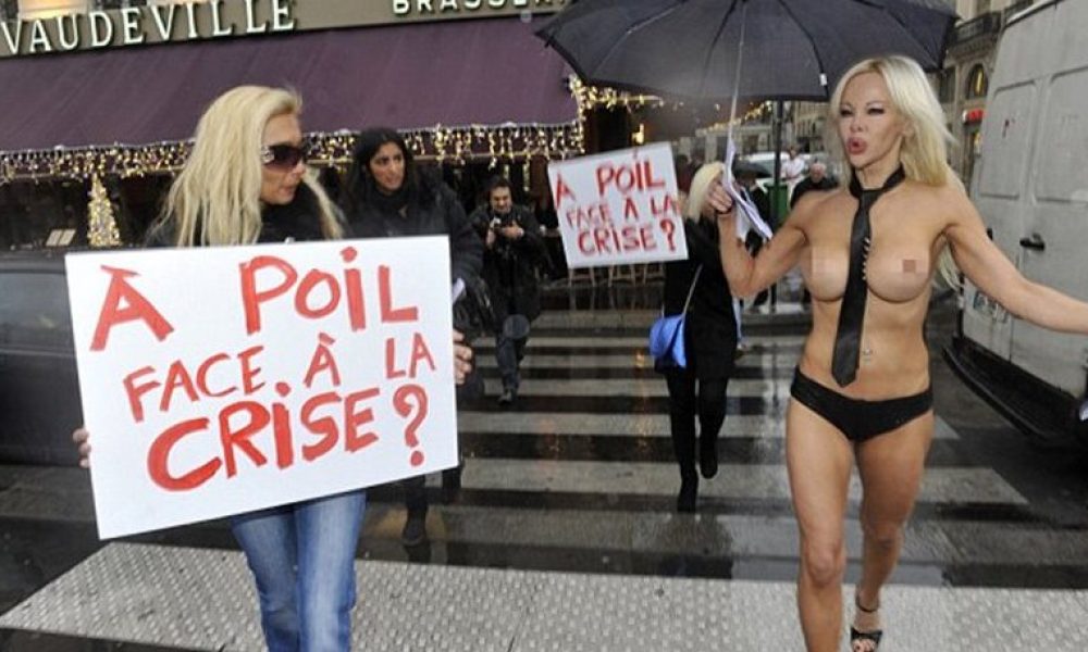 Βγήκε γυμνόστηθη για να στηρίξει την υποψηφιότητά της για τη γαλλική προεδρία και συνελήφθη (vid)