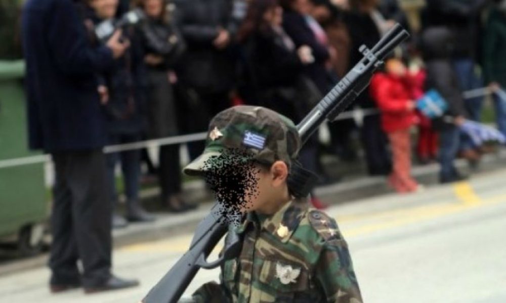 Πιτσιρικάς έκανε παρέλαση με στρατιωτικά, ψεύτικο όπλο και δίχασε (video)