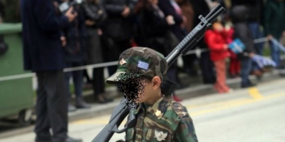 Πιτσιρικάς έκανε παρέλαση με στρατιωτικά, ψεύτικο όπλο και δίχασε (video)