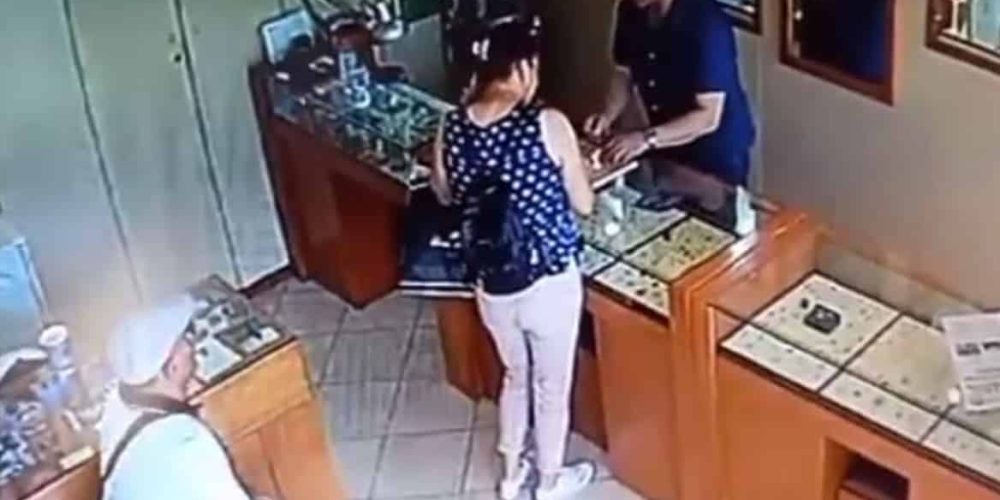 Κρήτη: «Πελάτες» έκλεψαν βραχιόλι από κοσμηματοπωλείο και μετά έστησαν καβγά σε καφενείο για να μην πληρώσουν (video)