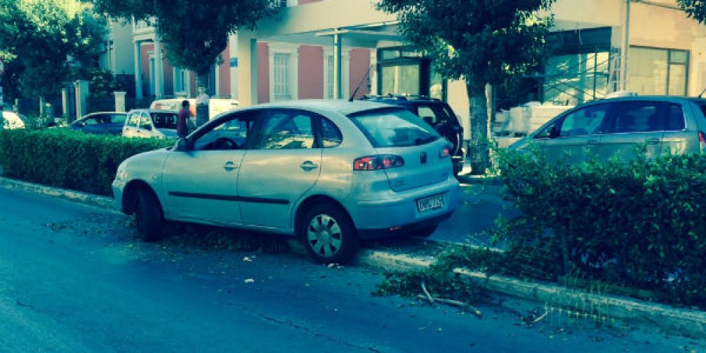 Χανιά: Αυτοκίνητο καβάλησε τη νησίδα στη Ηρώων Πολυτεχνείου (φωτο)