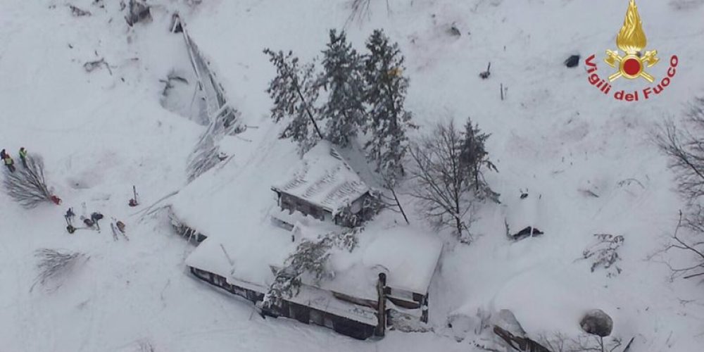 Ιταλία: Χιονοστιβάδα πλάκωσε ξενοδοχείο – Πληροφορίες για 30 νεκρούς