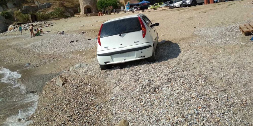 Οδηγός στην Κρήτη πάρκαρε το αυτοκίνητο στα 2 μέτρα από την θάλασσα (φωτο)