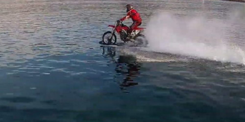 Ο Χανιώτης που κάνει θαλάσσιο motocross στα Φαλάσαρνα (βιντεο)
