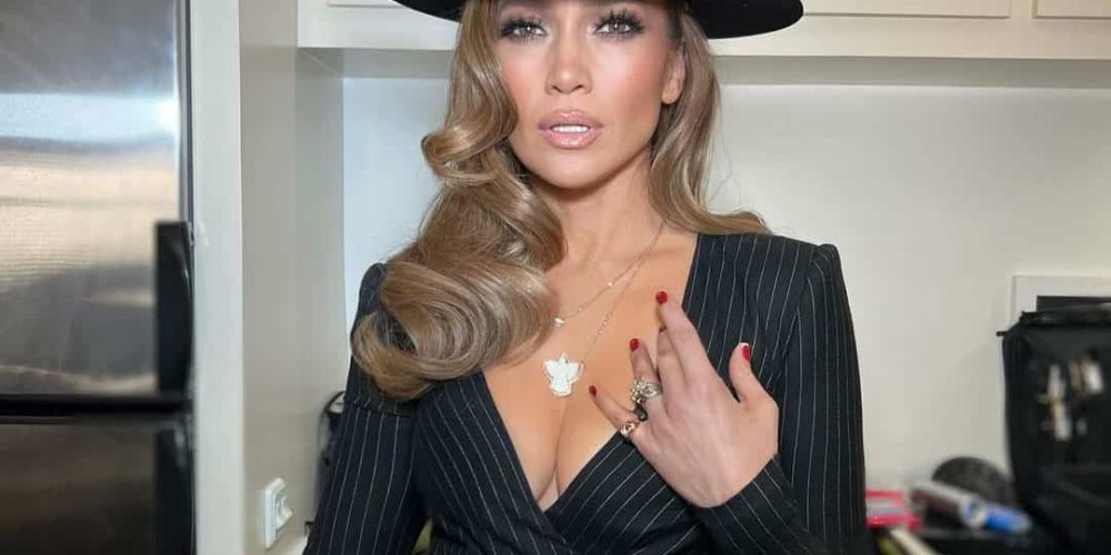 Η Jennifer Lopez επιλέγει κόκκινα νύχια για φέτος τα Χριστούγεννα