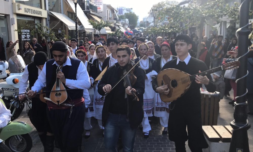 Με λύρα και βιολί έψαλλαν παραδοσιακά κάλαντα στο κέντρο των Χανίων(βίντεο)