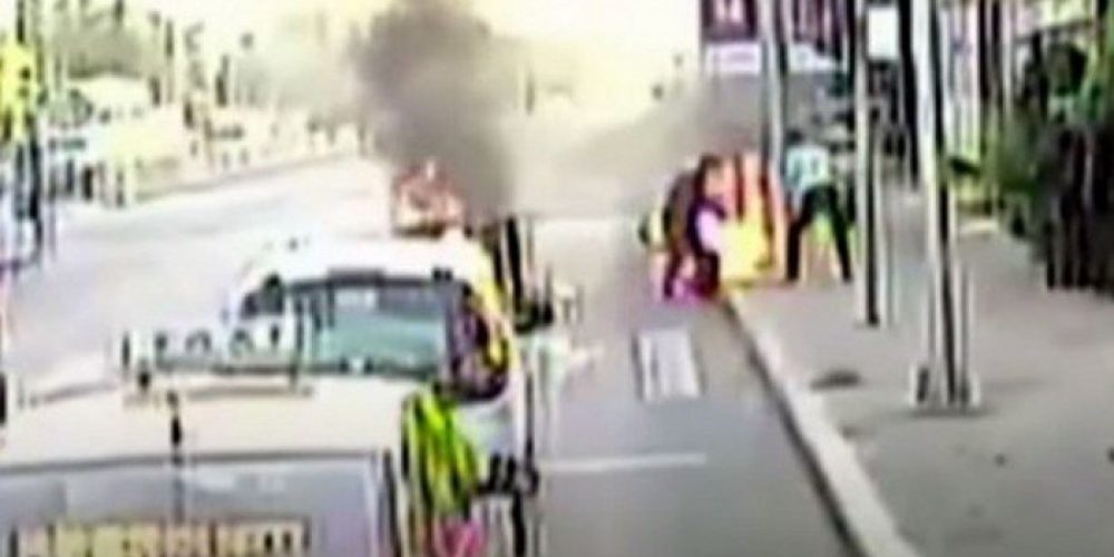 Σοκαριστικές εικόνες: Οδηγός λεωφορείου έσωσε άνδρα που καιγόταν