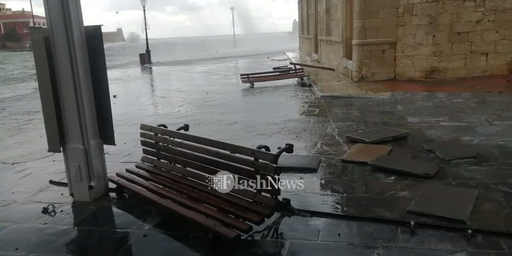 Χανιά: Έσπασαν πλάκες και ξηλώθηκε παγκάκι στο ενετικό λιμάνι από την κακοκαιρία (φωτο)
