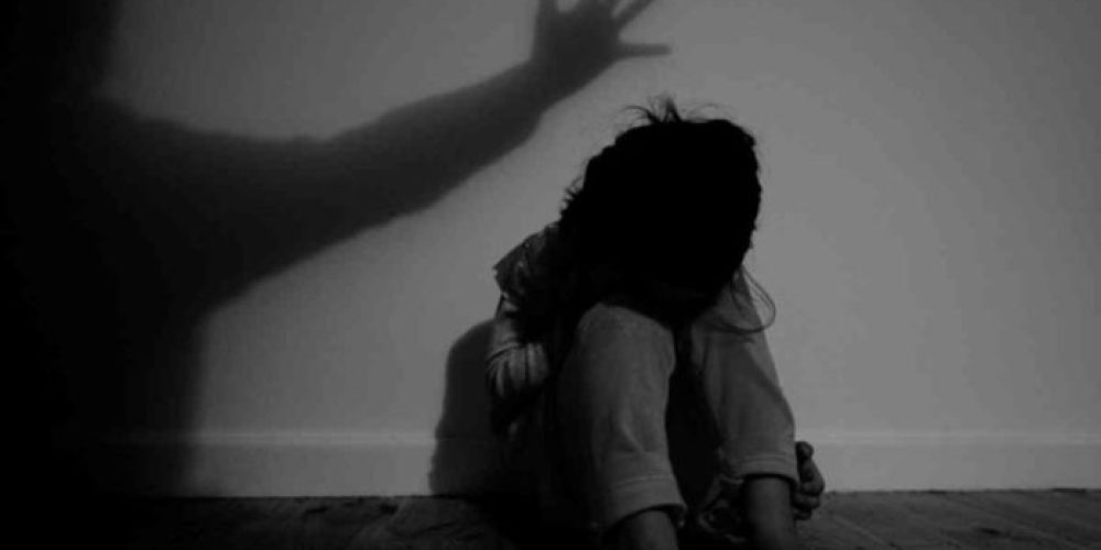 Φρίκη στην Κρήτη: Βασανιστήρια για τέσσερα ανήλικα κορίτσια – Τα κακοποιούσαν η μητέρα και ο πατριός τους