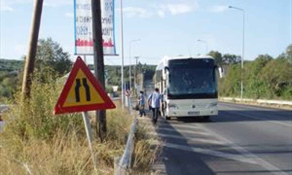 Στάση – καρμανιόλα λεωφορείων πάνω στον κόμβο Καλυβών του ΒΟΑ Κρήτης