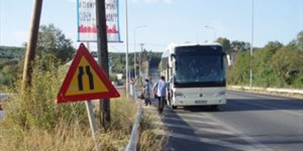 Στάση – καρμανιόλα λεωφορείων πάνω στον κόμβο Καλυβών του ΒΟΑ Κρήτης