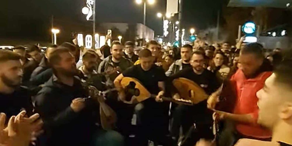 Κρητικοί φοιτητές ξεχύθηκαν στους δρόμους της Αθήνας και έκαναν καντάδα! (video)