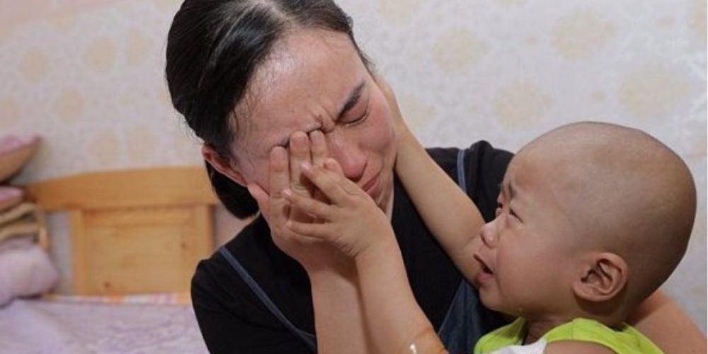 «Μαμά μην κλαις», λέει 3χρονος με καρκίνο επειδή οι γονείς του δεν έχουν λεφτά για τη θεραπεία του