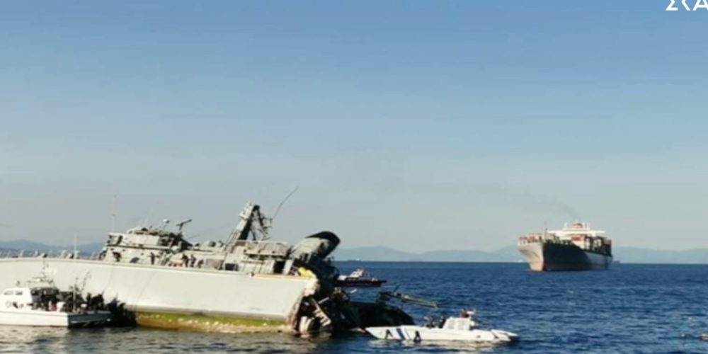 Πλοίο του Πολεμικού Ναυτικού συγκρούστηκε με εμπορικό και βυθίζεται! (φωτο)