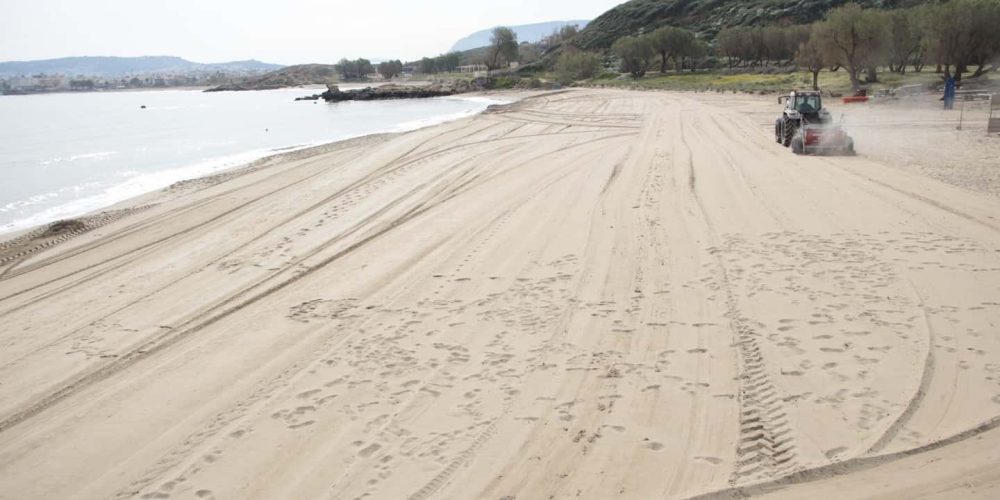 Χανιά: Καθαρισμός και στρώσιμο ακτών σε όλο το παραλιακό μέτωπο