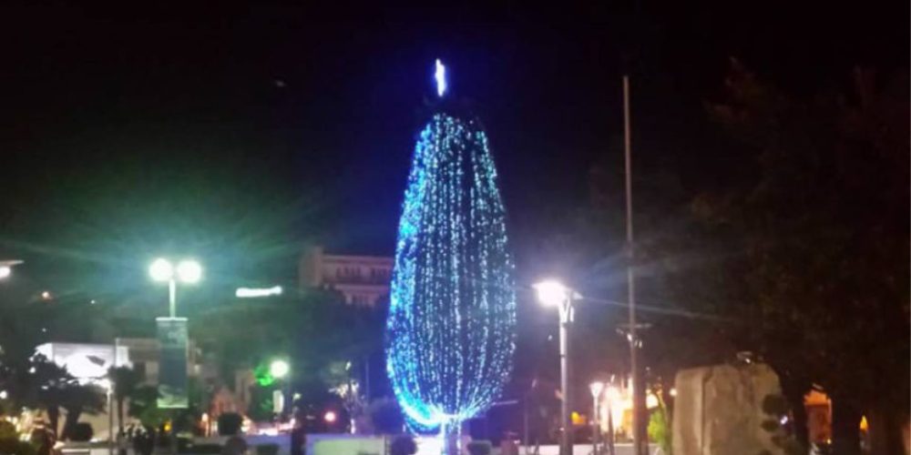 Άναψαν το χριστουγεννιάτικο δέντρο στην κεντρική πλατεία – «Με το στόμα ανοιχτό» οι περαστικοί