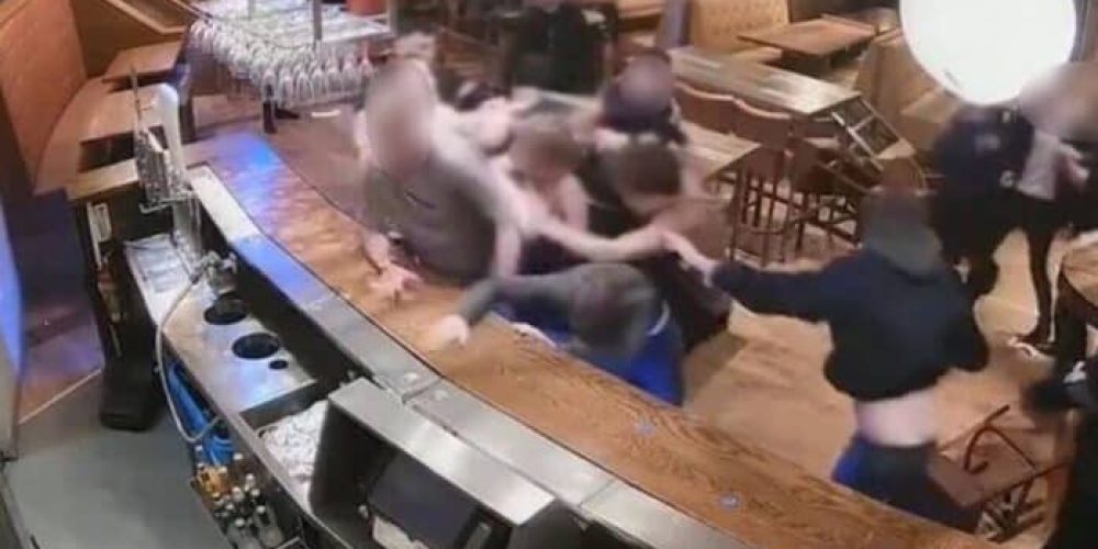 Κρήτη: Άγριο ξύλο τη νύχτα σε μπαρ – Ήθελαν να φύγουν χωρίς να πληρώσουν – Μαχαιρώθηκε ένα άτομο