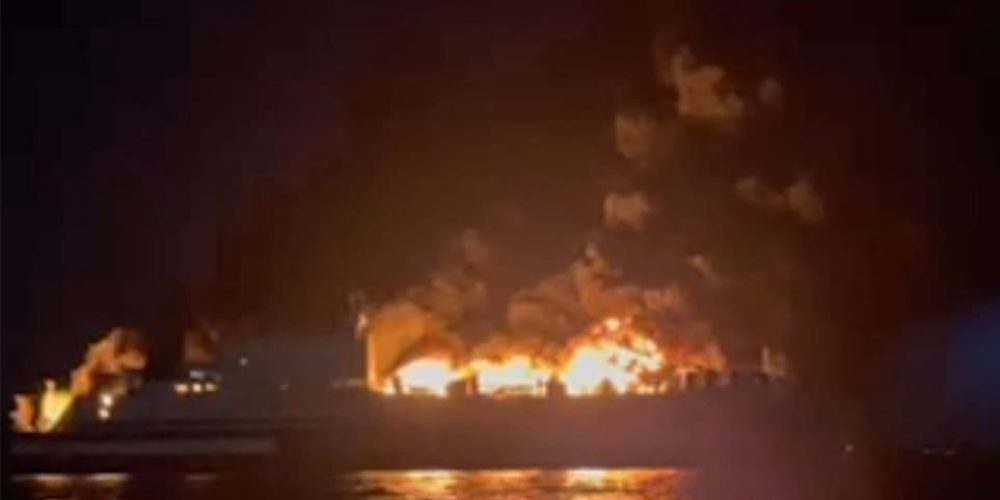 Φωτιά σε πλοίο κοντά στην Κέρκυρα – Εγκατέλειψαν οι επιβάτες με σωσίβιες λέμβους (video)