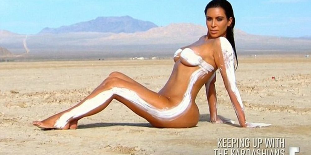 Η Κim Kardashian φωτογραφήθηκε ολόγυμνη στην έρημο